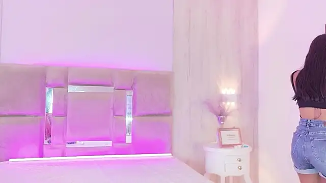 AbrilBrent online show from February 13, 7:59 pm