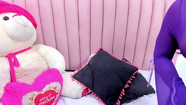 ISABELLA 020 online show from March 20, 7:30 pm