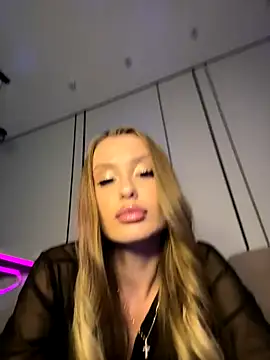 Snapshot of Sweet__Milly chatting on October 22, 4:01 pm Sweet  Milly online show from October 22, 4:01 pm
