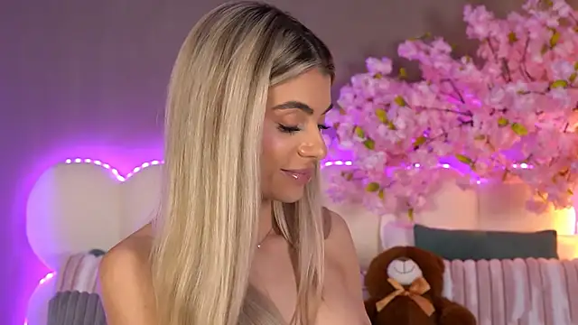 HaileyMadow online show from April 1, 1:41 pm