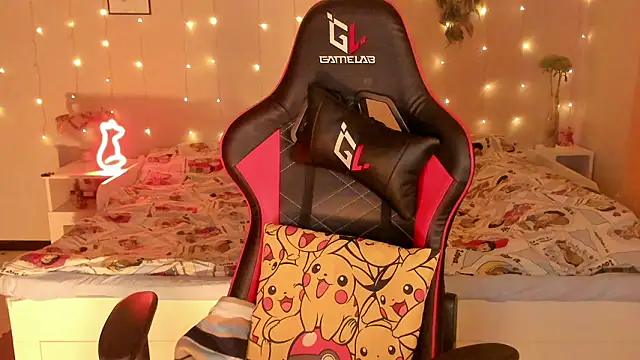 desperatehousewife   online show from March 26, 7:48 pm