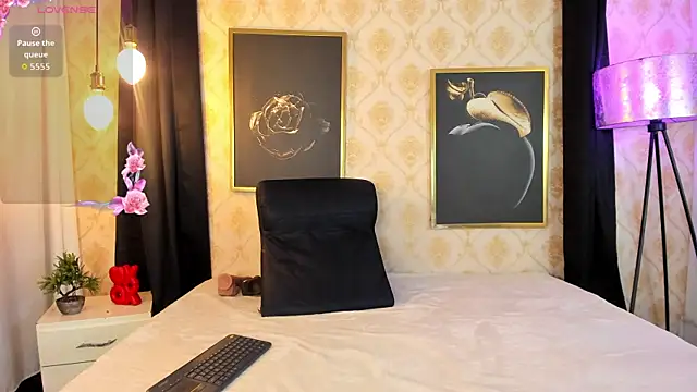 NATALIE PARKERR online show from April 6, 12:50 pm