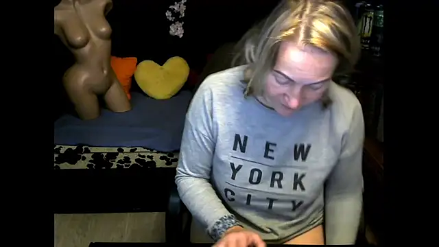 wLESLYMOSw online show from October 28, 5:19 pm