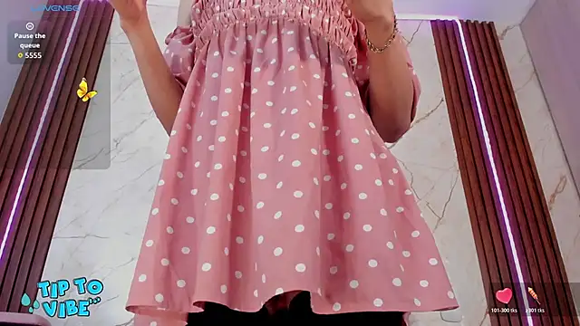 tamarafoxy  online show from March 13, 1:34 pm