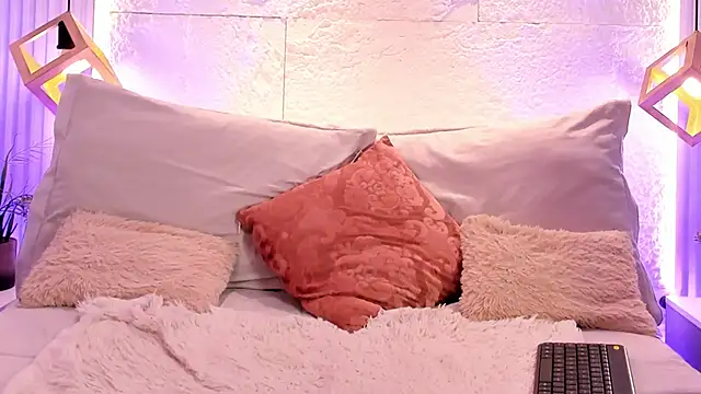 sarah salis  online show from February 13, 8:10 pm