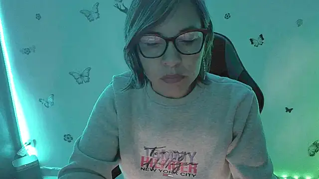 Lady breaks hearts online show from March 29, 10:25 am