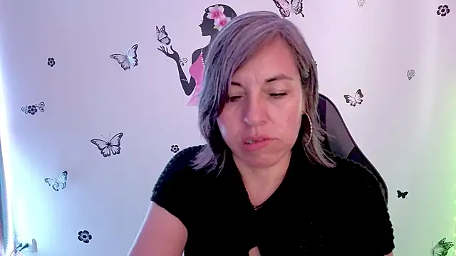 Lady breaks hearts online show from April 16, 1:11 pm