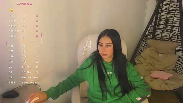 Chanttall  online show from November 18, 4:35 am