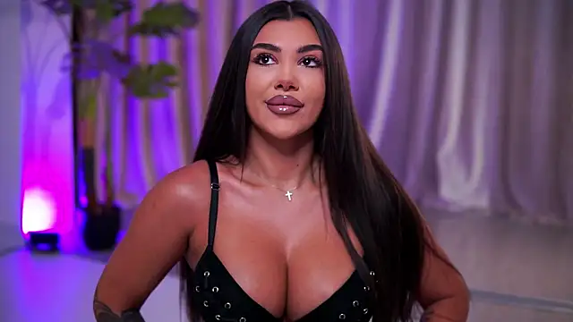 NatyDesiree online show from August 4, 7:20 pm