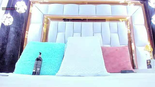 RileySweett online show from April 4, 12:15 pm