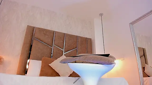 Martinaa Jones  online show from March 17, 1:04 pm