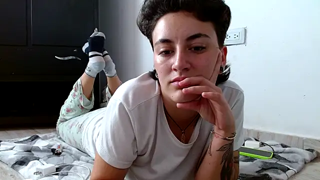 Snapshot of linda_33 chatting on October 17, 8:45 pm linda 33 online show from October 17, 8:45 pm