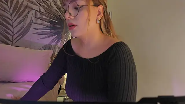 Samaantha-White online show from March 5, 11:39 am