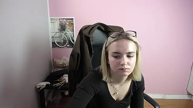 viktoria lovely online show from April 15, 9:43 am