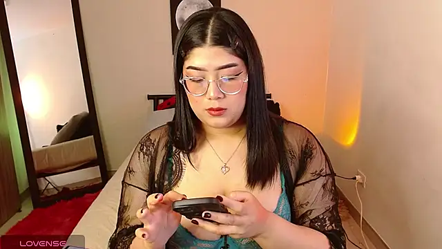 AlexaKimm online show from April 15, 2:50 pm