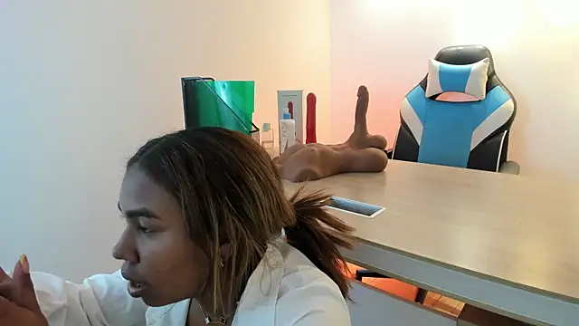 Lizzie Williams  online show from June 3, 3:18 am