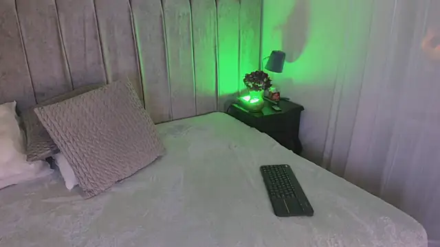 EvaaStevens online show from December 4, 9:04 pm