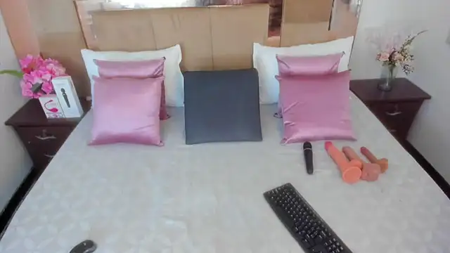 LizBrook online show from April 1, 7:33 pm