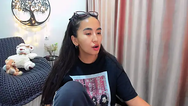 worldofkim online show from February 17, 10:36 am