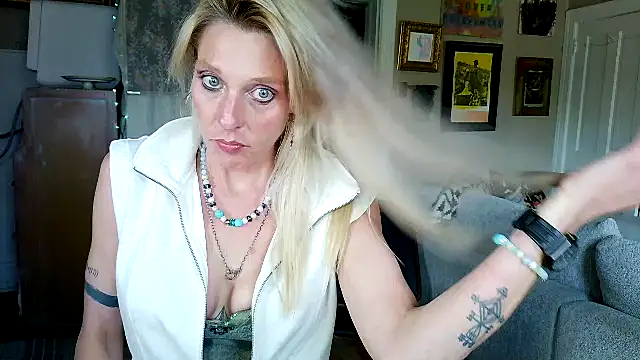 Glamazonx online show from April 12, 11:50 pm