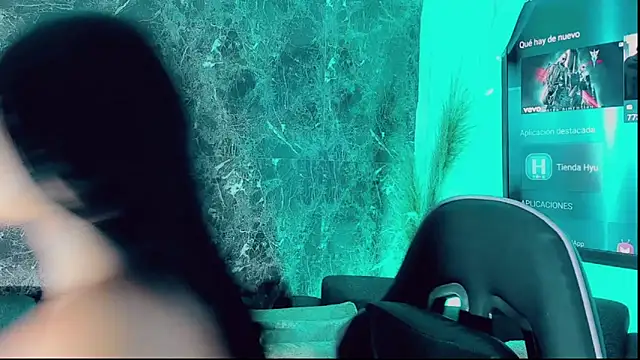 Emmaa Saenz  online show from December 18, 8:13 pm