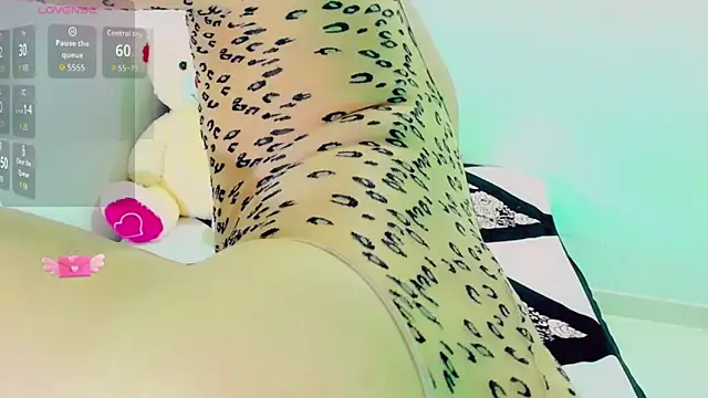 Emmaa Saenz  online show from March 30, 11:04 pm