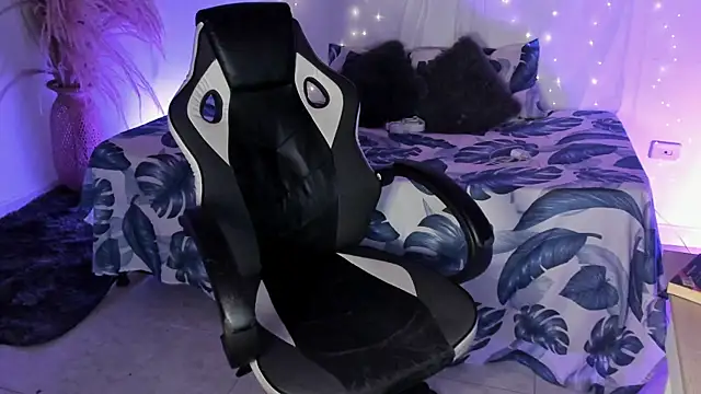 Riana Kean online show from March 21, 8:19 am