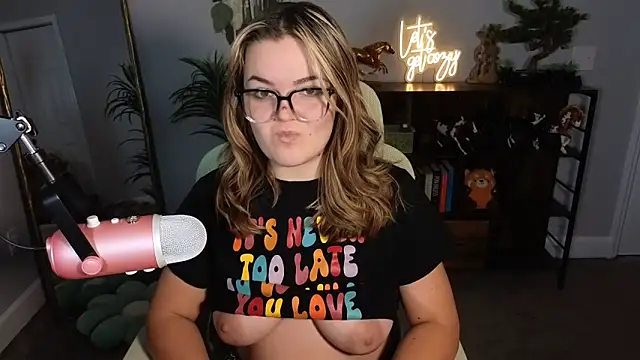 Snapshot of Briiantix chatting on October 14, 1:52 am Briiantix online show from October 14, 1:52 am