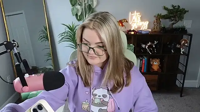 Snapshot of Briiantix chatting on October 18, 4:21 pm Briiantix online show from October 18, 4:21 pm