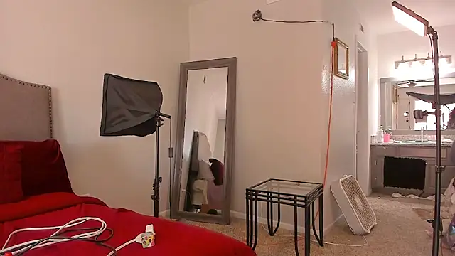 yiauana online show from April 14, 7:47 pm