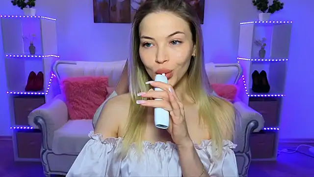 EmmyMills online show from December 19, 8:56 pm