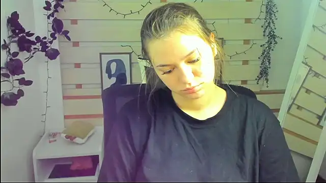 Josephine Kiss online show from April 17, 7:32 am