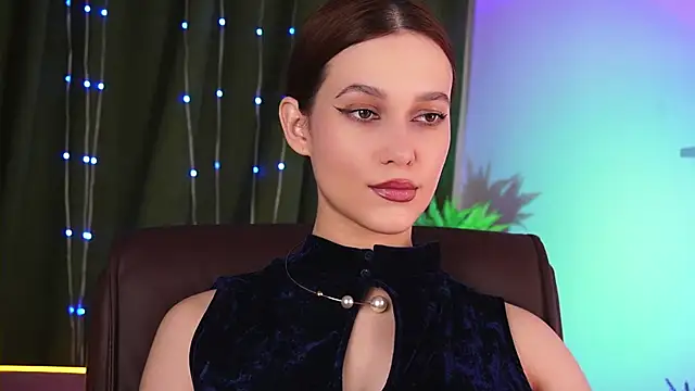 LolaLemona online show from April 17, 1:35 pm