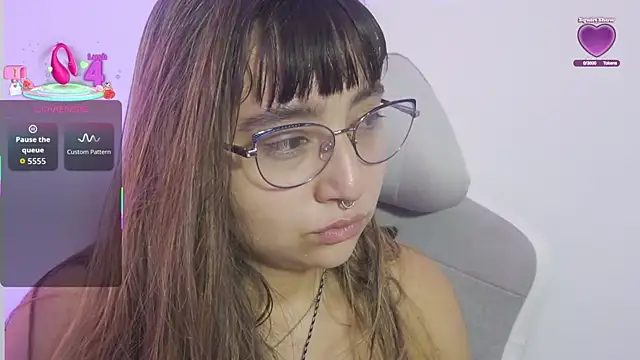 Snapshot of emitaa17228o chatting on October 7, 8:24 pm emitaa17228o online show from October 7, 8:24 pm