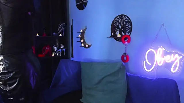 Queen of Hearts1 online show from March 21, 9:20 pm