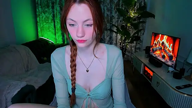 Alyssa Smitt online show from February 7, 11:30 pm