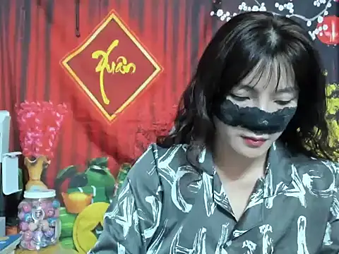 Julie nguyen online show from February 1, 3:27 am