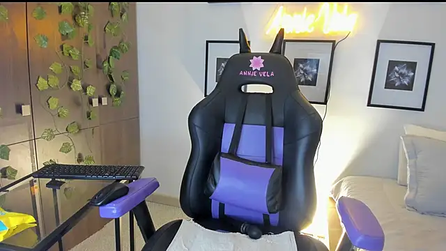 Annie Velas  online show from February 12, 11:06 pm