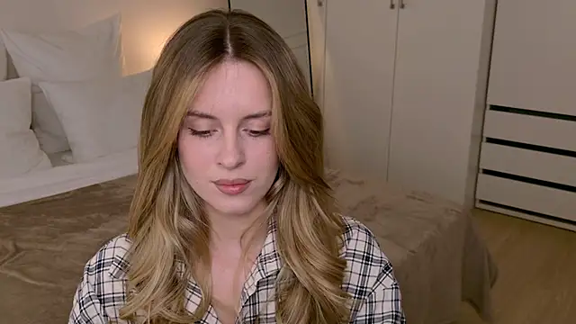 RozzitaBedberry online show from February 6, 4:10 pm