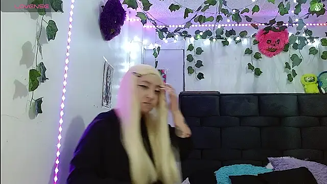 the lesbian game online show from April 19, 5:13 pm