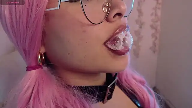 Haelycute online show from April 17, 1:51 am