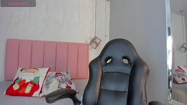 SUNNYCYRUS online show from December 19, 12:41 pm