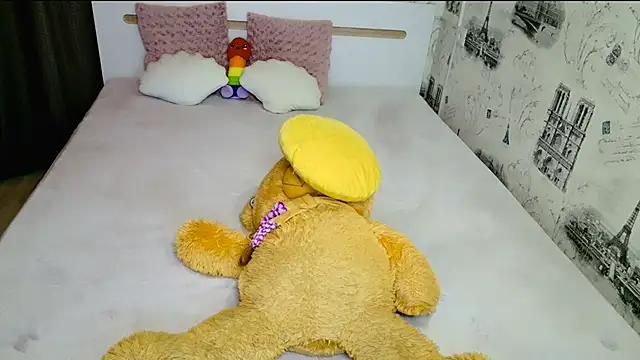 lovely-eyes online show from March 7, 6:59 pm