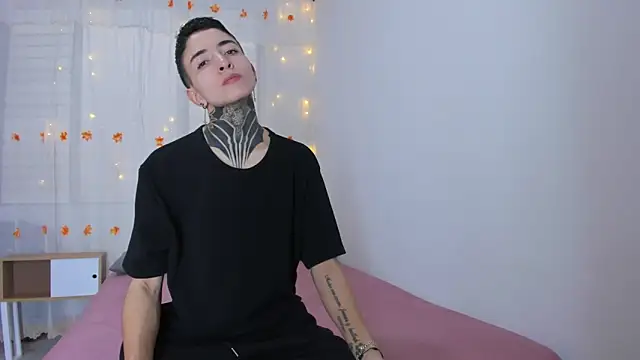 Tinny and Candy online show from November 2, 12:19 pm