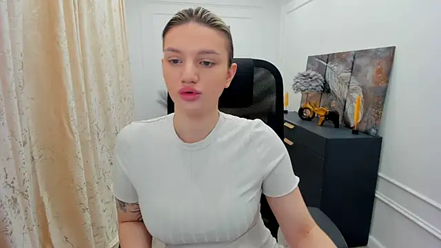 SelenaeMoore online show from May 30, 3:59 am