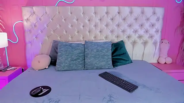 Julieta Cortes   online show from December 18, 12:21 pm