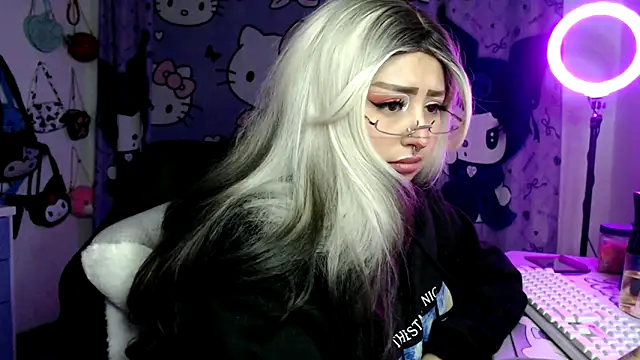 lussyevans24 online show from March 22, 8:20 am