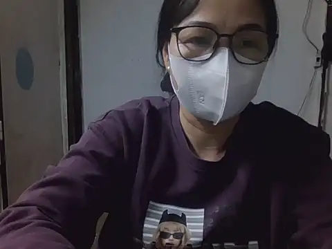 JuliaCiona online show from November 13, 4:06 pm