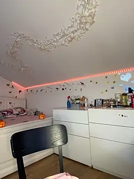 Snapshot of SelenaBee chatting on September 19, 7:18 am SelenaBee online show from September 19, 7:18 am