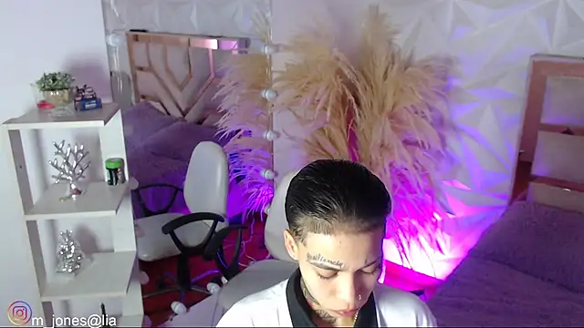 Jonesliam23 online show from February 19, 7:24 pm